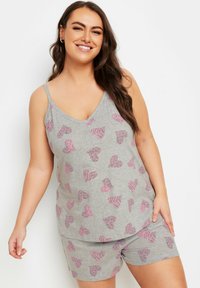 Grå pyjamas set med rosa hjärtmönster som har leopard- och randiga designdetaljer. Toppen har tunna axelband och en V-ringning; shortsen har en avslappnad passform.