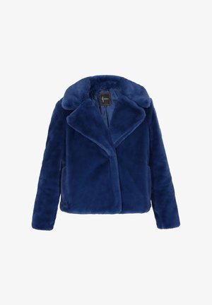 Kék plüss műszőrme dzseki széles hajtókával, hosszú ujjú, sima belső béléssel, fehér háttér előtt kiemelve.