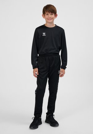 Czarny sportowy dres z długimi rękawami i elastycznym pasem, z logo na piersi oraz akcentami w kształcie jodełki po bokach spodni.