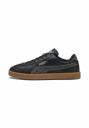 Μαύρο αθλητικό παπούτσι Puma με καφέ σόλα, γκρι λεοπάρδαλη λωρίδα, κλείσιμο με κορδόνια και λογότυπο Puma στο πλάι και στη σόλα.