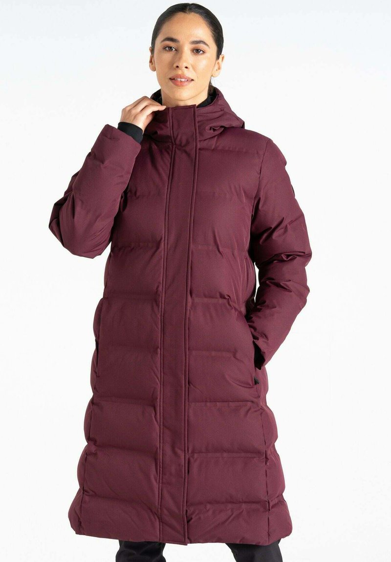 Weinroter Puffermantel mit Kapuze, mit gestepptem Design, Frontreißverschluss und seitlichen Taschen. Das Material wirkt glatt und isoliert.