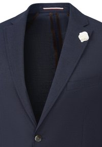 Blazer navy in tessuto testurizzato, chiusura con un bottone e una tasca. Presenta un fermaglio a forma di fiore bianco per un tocco di dettaglio in più.