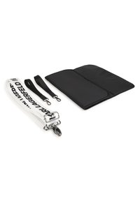 Geantă neagră plată cu textură netedă, însoțită de trei bretele: o bretea albă cu inscripții negre și două bretele negre. Include accesorii metalice.