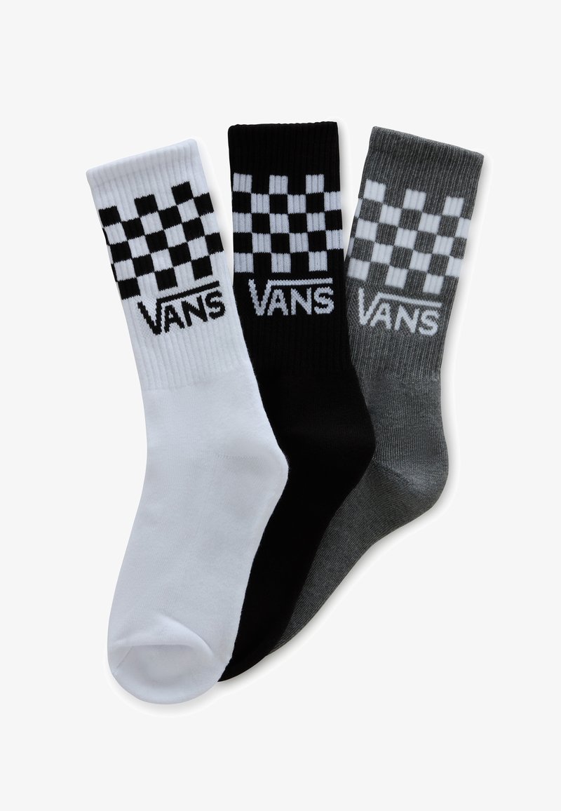 Trois paires de chaussettes Vans : blanches avec un motif damier noir, noires avec un logo blanc et gris foncé avec une texture côtelée.