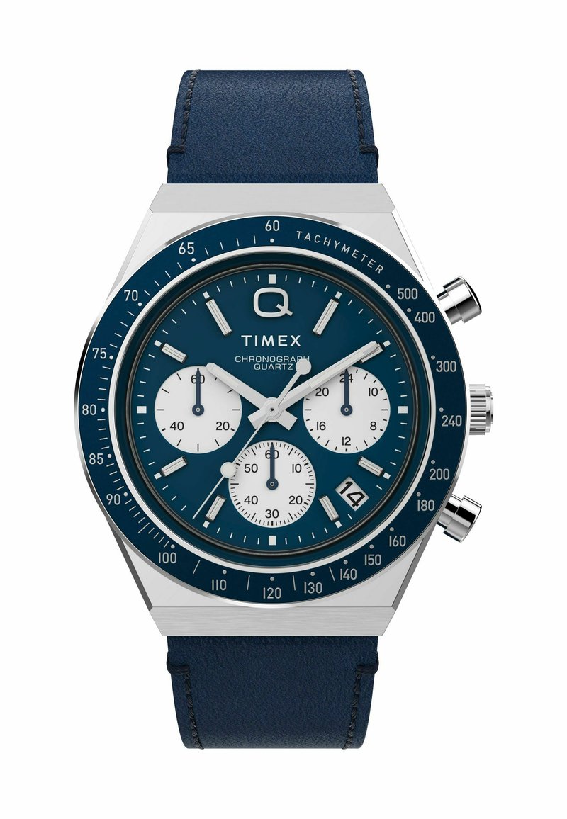 Orologio cronografo al quarzo con quadrante blu, cassa argentata, sottodial bianchi e cinturino in pelle blu navy. Presenta scala tachimetrica e indicazione della data.