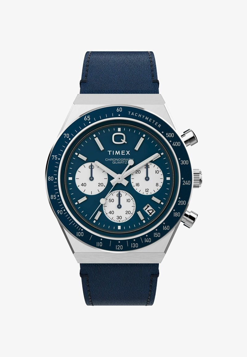 Kronograf s quartzovým strojkem, modrým ciferníkem, stříbrným pouzdrem, bílými subciferníky a tmavě modrým koženým páskem. Obsahuje tachymetrickou stupnici a zobrazení data.