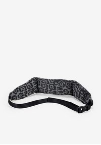 Cinturón de tela con estampado de leopardo, con una sección acolchada en tonos de gris y negro, que cuenta con una correa ajustable negra y un cierre de hebilla.