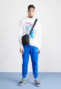 Nike Sportswear CLUB JGGR - Spodnji deli trenirk - game royal