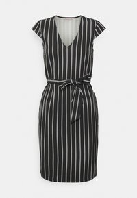 Vestido preto com riscas brancas verticais, decote em V, mangas curtas, cintura ajustada e cinto amarrado. Tecido liso com textura mínima.
