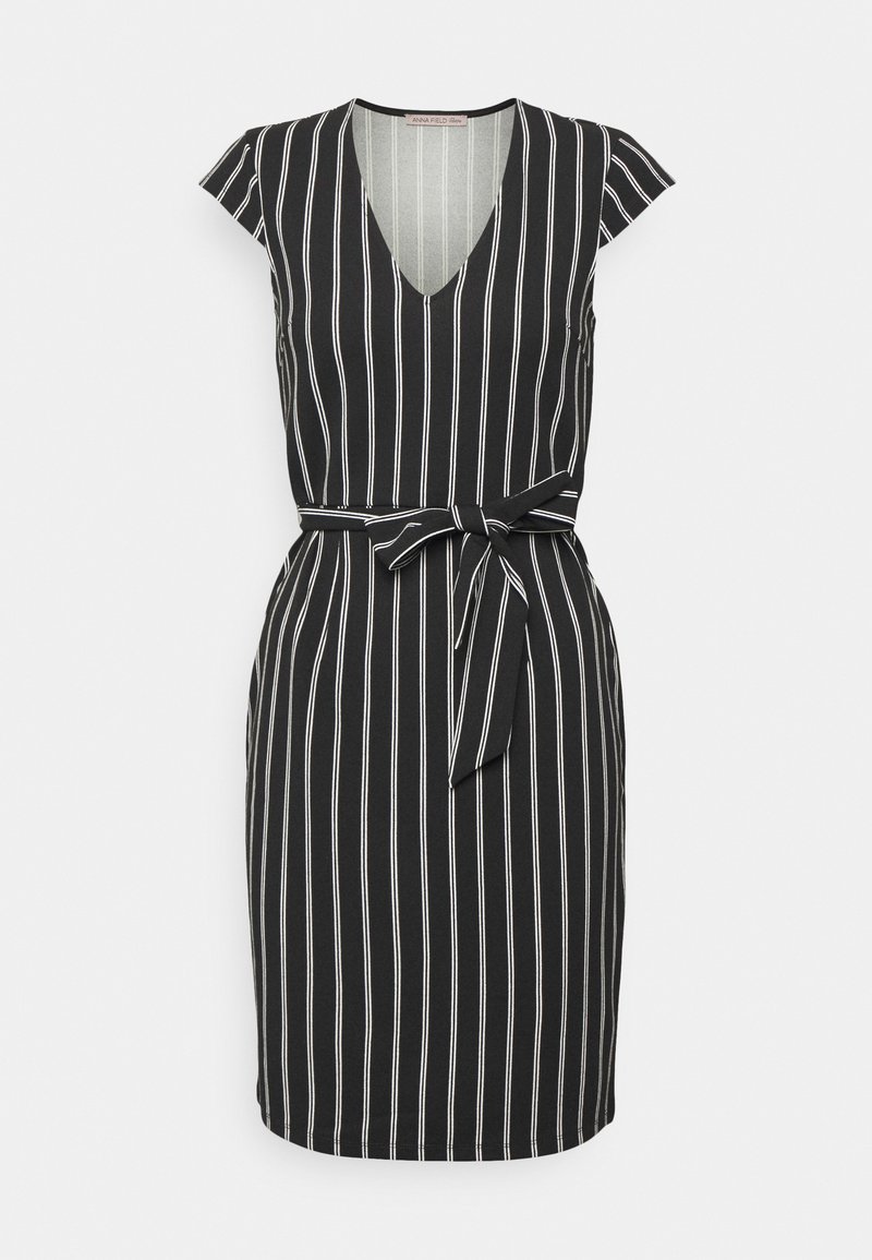 Vestido preto com riscas brancas verticais, decote em V, mangas curtas, cintura ajustada e cinto amarrado. Tecido liso com textura mínima.