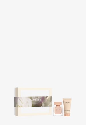 Narciso gaveesett inkluderer en rosa flaske Eau de Parfum med firkantet kork og en beige kroppslotion. Esken har blomsterdesign og teksturert hvit overflate.