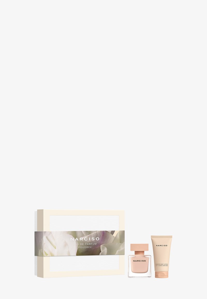 Narciso gaveesett inkluderer en rosa flaske Eau de Parfum med firkantet kork og en beige kroppslotion. Esken har blomsterdesign og teksturert hvit overflate.