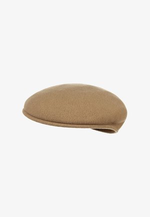 Baretto in lana beige con corona arrotondata e piatta e bordo morbido e strutturato, mostrato su sfondo bianco.