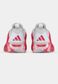 Rode sportschoenen met grijze accenten, voorzien van een ademend mesh bovenwerk, een gevoerde kraag en een gestructureerde rubberen buitenzool met witte en rode patronen.