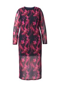 Vestido largo y transparente con un estampado floral en rosa y rojo sobre un fondo azul marino. Presenta mangas largas, escote redondo y corte recto.