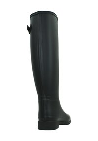 Musta kumipintaiset polven korkuiset saappaat, joissa on sileä pinta, pyöreä kärki ja pieni takana oleva solkikoriste. Suunniteltu vesitiiviiseen käyttöön.