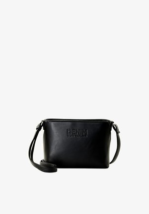 Schwarze synthetische Schultertasche mit Reißverschluss, geprägtem "DENIM TOM TAILOR" Logo, verstellbarem Tragegurt und rechteckiger Form.