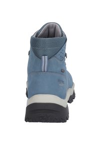 Jasnoniebieskie buty trekkingowe z teksturowanym wierzchem, wzmocnionym zapiętkiem i kontrastującą szaro-skalną podeszwą. Posiadają wyściełany kołnierz oraz paskowany uchwyt.