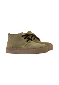 Zapatos de ante verde hasta el tobillo con cordones marrones, punta redonda y suela de goma beige. Presentan detalles de costura y un logotipo en el costado.