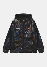 Schwarze, reflektierende Regenjacke mit Kapuze, ausgestattet mit einem Reißverschluss an der Vorderseite, elastischen Bündchen und Logo-Akzenten auf der Brust und dem Ärmel.