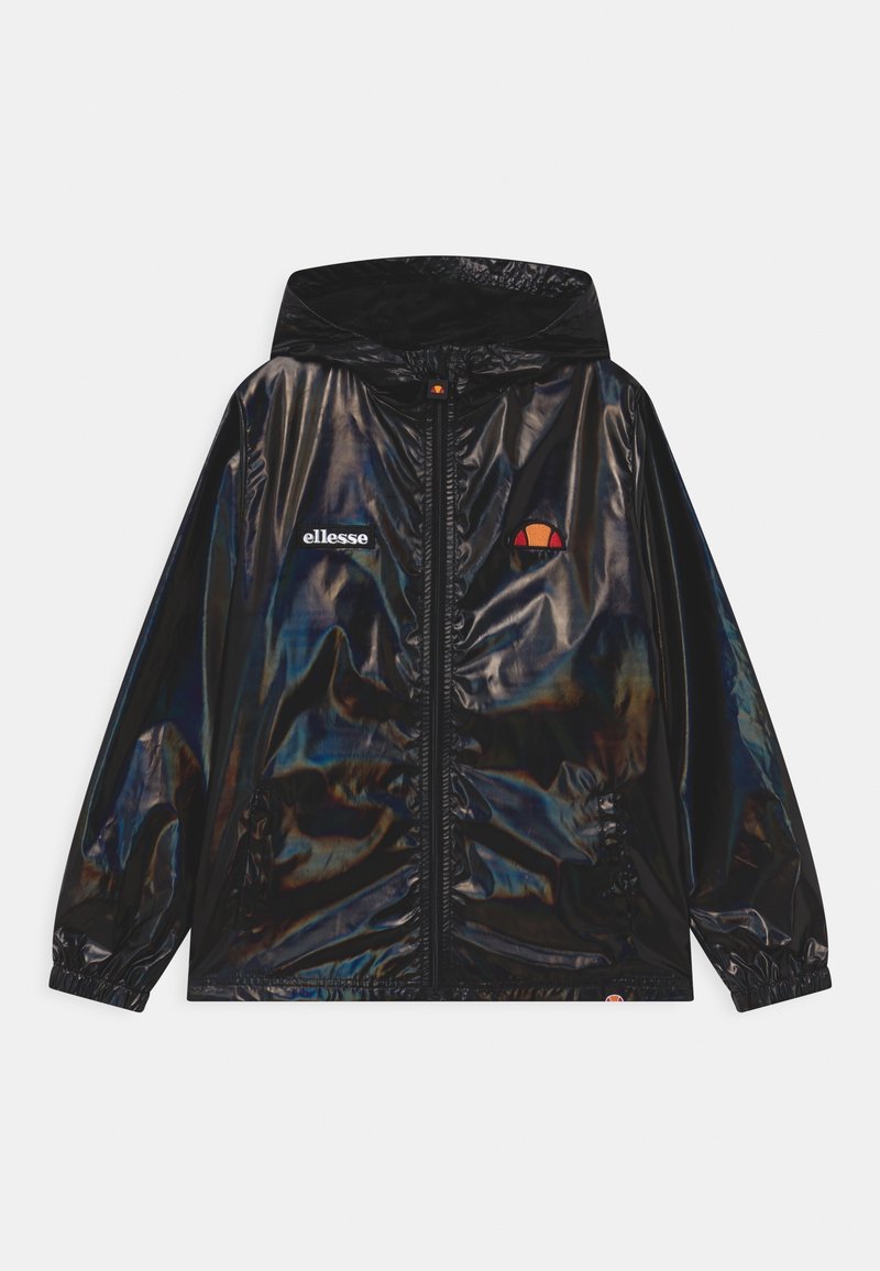 Schwarze, reflektierende Regenjacke mit Kapuze, ausgestattet mit einem Reißverschluss an der Vorderseite, elastischen Bündchen und Logo-Akzenten auf der Brust und dem Ärmel.
