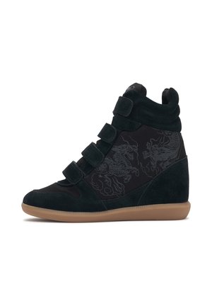 Zwarte sleehak sneakers met vier klittenbandsluitingen, draakmotief aan de zijkant en lichtbruine rubberen zool.