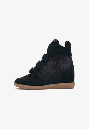 Zwarte sleehak sneakers met vier klittenbandsluitingen, draakmotief aan de zijkant en lichtbruine rubberen zool.