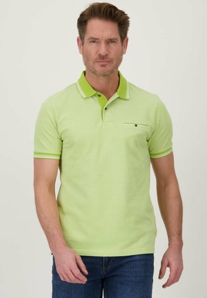 Polo shirt vert clair avec un col contrastant, des manches courtes et une poche poitrine unique. Fins accents rayés blancs sur le col et les manches.