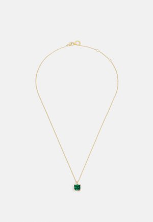 Guld kæde med en firkantet, grøn ædelsten i en fire-prongs indstilling. Enkel design med en delikat tekstur.