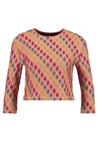 Pull court à manches longues avec un fond rose et un motif texturé en forme de losange aux tons rouge, jaune et gris.