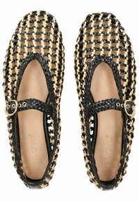 Tkaninowe płaskie buty z plecionym wzorem w kolorze czarnym i naturalnym, okrągłym noskiem, wycięciami po bokach oraz ozdobnym paskiem z klamrą.