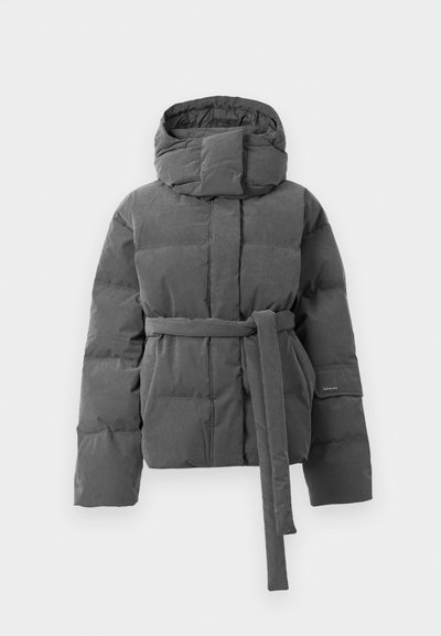 Halli puffer-jakk, millel on vöökoht, kõrge krae ja kapuuts. Omab tikanditud osi ja tekstureeritud kangast üle kogu pinna.