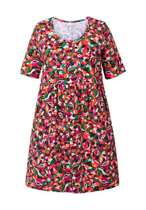 Kjole med korte ærmer i et livligt blomstermønster med orange, pink, grøn og sort. Har en rund halsudskæring og samlet talje.