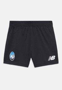 Melnas sporta bikses ar elastīgu jostasvietu, Atalanta 1907 logo kreisajā kājā un baltu New Balance logo labajā kājā.