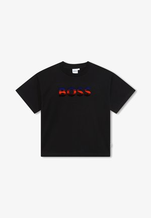 Camiseta negra de manga corta con la palabra "BOSS" impresa en letras degradadas de azul a rojo en el pecho.
