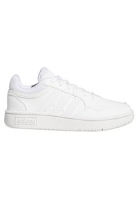 Zapatillas deportivas blancas con un upper sintético liso, acentos de malla, cordones tradicionales y una suela de goma texturizada. Presenta tres rayas en los laterales.