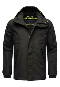 Zwarte waterdichte jas met capuchon, ritssluiting en klittenbandsluitingen, twee voorzakken, geribbelde manchetten en een fleece voering in de kraag.
