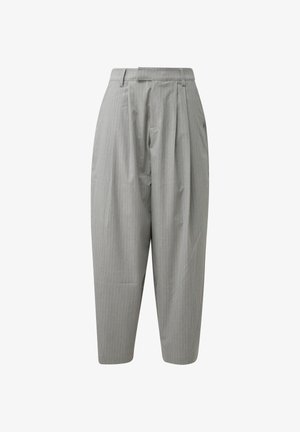 Szare spodnie o wysokim stanie, luźnym kroju, z subtelnymi pionowymi prążkami, plisowanym przodem, szlufkami na pasek i zwężanymi nogawkami.