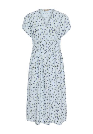 Vestido floral azul con escote en V, mangas cortas y cintura elástica. Tiene una tela ligera con patrones en verde y azul dispersos.