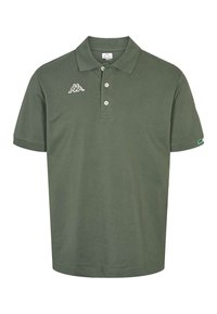 Polo vert à manches courtes avec trois boutons et logo blanc sur la poitrine gauche, présenté sur fond blanc.