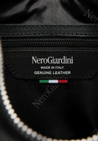 Intérieur en cuir noir avec une fermeture éclair, étiquette de marque "NeroGiardini," et un petit accent de drapeau italien en vert, blanc et rouge.