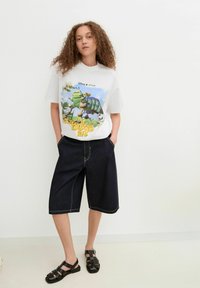 Bershka - SHORT SLEEVE A BUG S LIFE - T-Shirt print - white Thumbnail-Bild 1