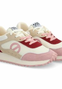 Sneakers sportivi con una parte superiore in rete e suede nei colori crema, rosa e rosso, dotati di un logo a fantasia, punta arrotondata e suola in gomma testurizzata.
