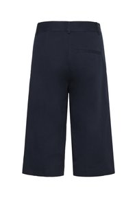 Shorts bleu marine longueur genou avec passants de ceinture et une seule poche arrière passepoilée du côté droit.