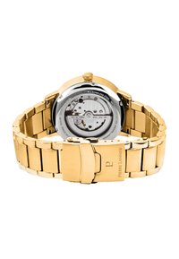 Reloj de acero inoxidable dorado con un fondo de caja transparente que muestra el movimiento, con una pulsera de eslabones y un cierre grabado con "Pierre Lannier."