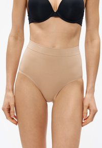 Lenjerie modelatoare bej cu talie înaltă, având o textură netedă și elastică. Talie lată pentru confort, cu un detaliu subtil al logo-ului.