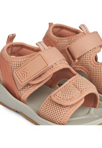 Lyserosa mesh sandaler med justerbare borrelåsremmer, polstret innvendig og en teksturert gummisåle for grep og stabilitet.