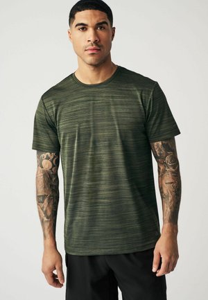 Grønstribet trænings-T-shirt med rund hals, korte ærmer og en blød tekstur. Har en vinkelret søm ved kanten.