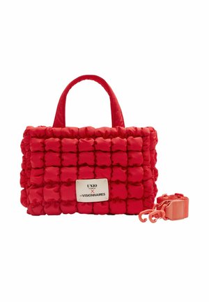 Sac à main en tissu matelassé rouge avec anses supérieures, une bandoulière amovible avec crochets et un écusson logo blanc à l'avant.