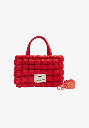 Rote gesteppte Stoff-Handtasche mit Tragegriffen oben, einem abnehmbaren Riemen mit Haken und einem weißen Logo-Patch vorne.